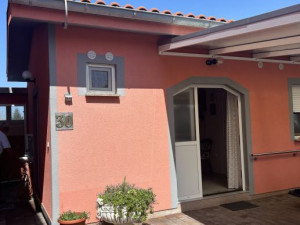 Kuća s 4 apartmana i pomoćnim objektom - blizina mora