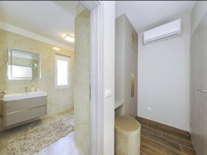 Rovanjska -Villa 1. red do mora kompletno namje&scaron;tena 