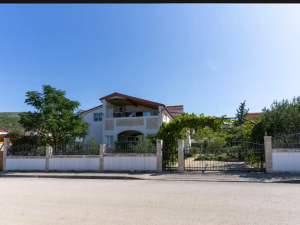 Karin Gornji, prekrasna kuća sa dva stana i velikom okućnicom