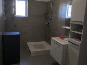 Ražanac-kuća s tri apartmana blizu mora