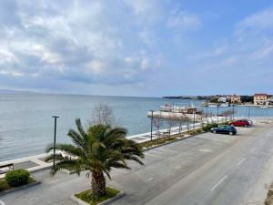 Petrčane-dvojna kuća 1.red uz more 