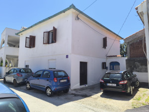 Ražanac-kuća s tri apartmana blizu mora