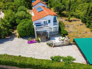 Preko, kuća sa apartmanima, pogled na more