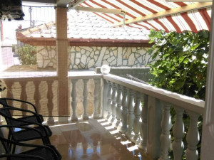 Ražanac-kuća s tri apartmana blizu mora