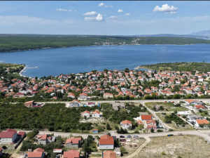 Karin Gornji, prekrasna kuća sa dva stana i velikom okućnicom