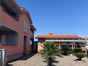 Kuća s 4 apartmana i pomoćnim objektom - blizina mora