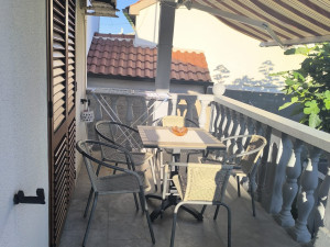 Ražanac-kuća s tri apartmana blizu mora