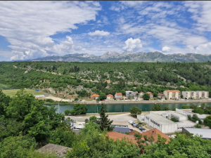 OBROVAC, kuća katnica s pogledom na Zrmanju