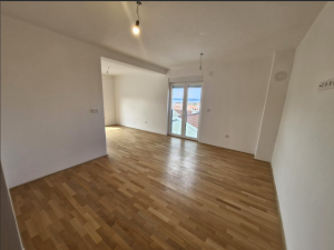 Bili Brig, dvosoban stan s krovnom terasom, pogled, odmah useljiv!!