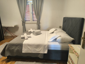 Ražanac-kuća s tri apartmana blizu mora