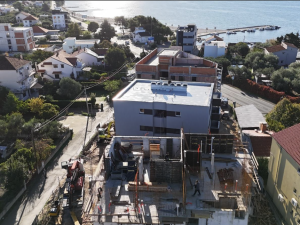 Suko&scaron;an, dvosoban  penthouse u novogradnji  50 m od mora