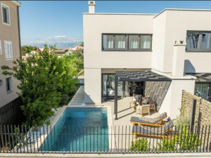 PRIVLAKA, A DUPLEX APARTMENT WITH A SWIMMING POOL IN A NEW BUILDING