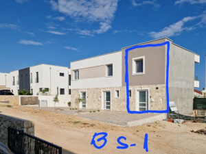 Mandre, dvoetažan stan odmah useljiv