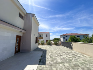 Moderna kuća s bazenom i prostranom okućnicom - Murvica, Zadar