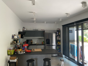Otok Pa&scaron;man, Tkon, nova kuća s pomoćnim objektom