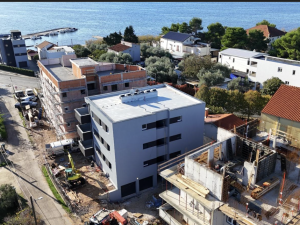 Suko&scaron;an, dvosoban  penthouse u novogradnji  50 m od mora