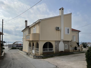 Petrčane-dvojna kuća 1.red uz more 