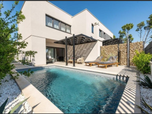 PRIVLAKA, A DUPLEX APARTMENT WITH A SWIMMING POOL IN A NEW BUILDING