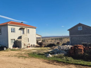 Kuća s dvije stambene jedinice