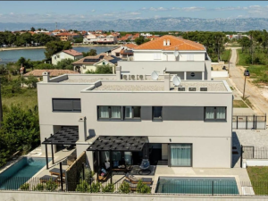 PRIVLAKA, A DUPLEX APARTMENT WITH A SWIMMING POOL IN A NEW BUILDING