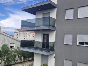 Bili Brig, dvosoban stan s krovnom terasom, pogled, odmah useljiv!!