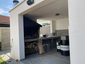 Otok Pa&scaron;man, Tkon, nova kuća s pomoćnim objektom