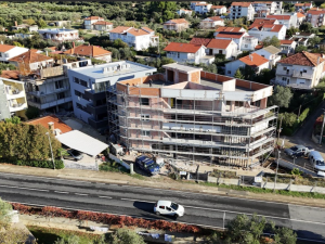 Suko&scaron;an, dvosoban  penthouse u novogradnji  50 m od mora