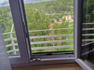 OBROVAC, kuća katnica s pogledom na Zrmanju