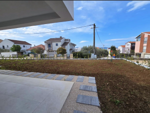 Diklo, novogradnja, trosoban stan u prizemlju s vrtom, pogled!!