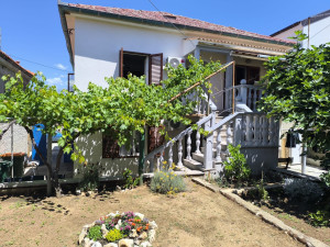 Ražanac-kuća s tri apartmana blizu mora