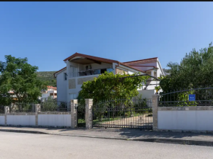 Karin Gornji, prekrasna kuća sa dva stana i velikom okućnicom