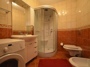 Kuća s 4 apartmana i pomoćnim objektom - blizina mora