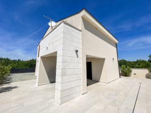 Moderna kuća s bazenom i prostranom okućnicom - Murvica, Zadar