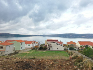 Novigrad-Crnopalj-građevinski teren s pogledom na more