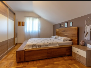 Karin Gornji, prekrasna kuća sa dva stana i velikom okućnicom