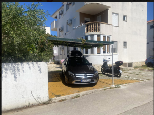 Petrčane, dvoetažni apartman sa velikim vrtom 