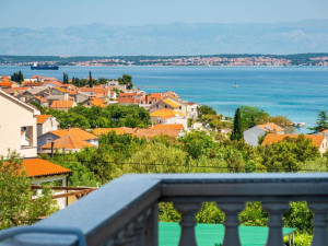 Preko, kuća sa apartmanima, pogled na more