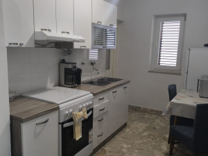 Ražanac-kuća s tri apartmana blizu mora