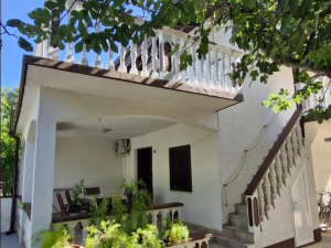 Ninske Vodice,-dvojna kuća sa dva stana, bizina mora