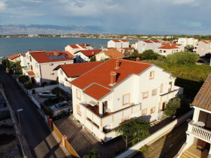 Kuća s 4 namje&scaron;tena stana, Nin