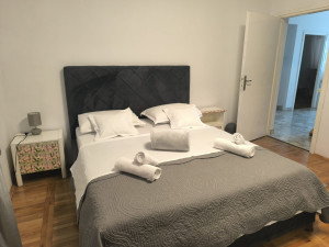 Ražanac-kuća s tri apartmana blizu mora