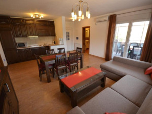 Kuća s 4 apartmana i pomoćnim objektom - blizina mora