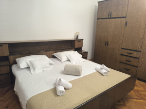 Ražanac-kuća s tri apartmana blizu mora