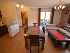Kuća s 4 apartmana i pomoćnim objektom - blizina mora