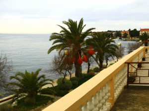 Petrčane-dvojna kuća 1.red uz more 