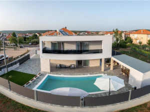 Suko&scaron;an, nova villa s grijanim bazenom
