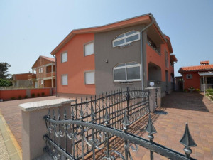 Kuća s 4 apartmana i pomoćnim objektom - blizina mora