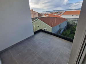 Bili Brig, dvosoban stan s krovnom terasom, pogled, odmah useljiv!!