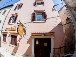 Karlobag-kuća s restoranom u staroj gradskoj jezgri