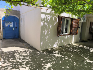 Ražanac-kuća s tri apartmana blizu mora